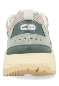 Groene en grijze suède en mesh sneaker met een gevoerde kraag, rubberen zool en zilveren accenten, waaronder het label "GRID V68" en het "HUB" logo.