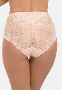 Högmidjad spetsbrief i nude med blommönster, vågiga kanter och genomskinlig textur. Har intrikata spetsdetaljer genom hela.