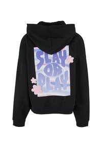Svart hettegenser med et stort grafisk motiv på baksiden. Motivet inneholder teksten "SLAY OR PLAY" i lilla, med rosa blomstertilbehør.