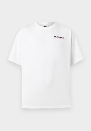 Hvit T-skjorte med korte ermer og liten svart og rosa Kappa-logo på øvre venstre bryst, mot en ensfarget lys bakgrunn.