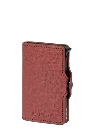 Cartera compacta marrón con textura, con cierre a presión y una palanca negra para expulsar tarjetas en el lateral, con la marca "MONEYHOLD."