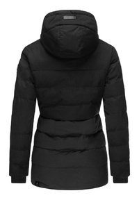 Giacca a vento nera con cappuccio, caratterizzata da un design trapuntato, polsini elasticizzati e un'etichetta con il marchio vicino al colletto. Tessuto liscio e isolante.