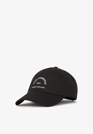 Must musta baseballi müts musta värvi, millel on kõver šilt ja valge tikandiga tekst: "KARL LAGERFELD PARIS 21 RUE ST-GUILLAUME."