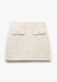 Mini falda de tweed blanca con un patrón de cuadritos en hilos navy, que presenta dos bolsillos con solapa y botones dorados. Tela texturizada.