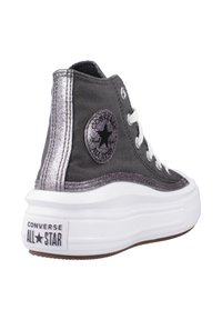 Sneaker alte in tela grigia con accenti metallici argentati, suola bianca, logo a stella nera e design classico con lacci.