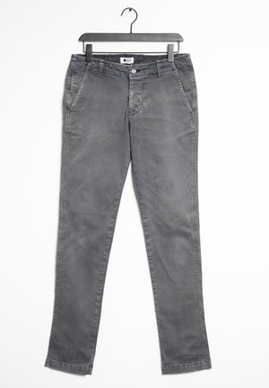 Graue Slim-Fit-Hose mit vorderen Taschen und Knopfverschluss, hängend an einem schwarzen Bügel vor weißem Hintergrund.