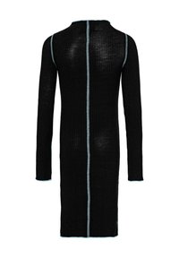 Svart stickad lång klänning med långa ärmar, ribbad textur, hög krage och kontrasterande ljusblå sömnad längs bakseam.