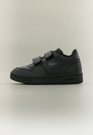Sort Lacoste sneaker med to velcro stropper og logo på siden, vist i profil på neutral baggrund.