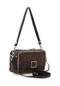 Borsa a tracolla in pelle marrone con borchie argentate lungo i bordi, forma rettangolare, apertura superiore con cerniera e tracolla regolabile.