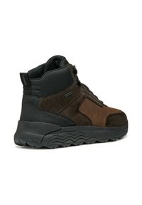 Zapatos de media caña impermeables en marrón y negro, con parte superior de ante y sintético, suela de goma texturizada, diseño de cordones y collar acolchado.