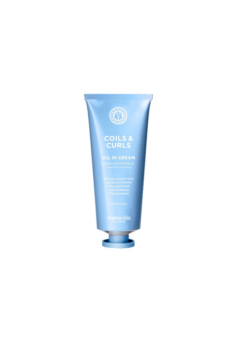 Lichtblauwe tube van Coils & Curls Oil in Cream, met witte tekst. Heeft een afgeronde bodem en een draaikap. Focus op gerecycled verpakkingsmateriaal.