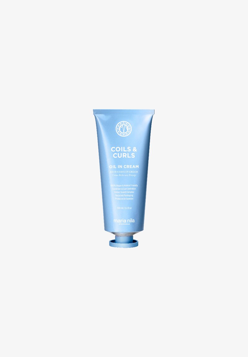 Lichtblauwe tube van Coils & Curls Oil in Cream, met witte tekst. Heeft een afgeronde bodem en een draaikap. Focus op gerecycled verpakkingsmateriaal.