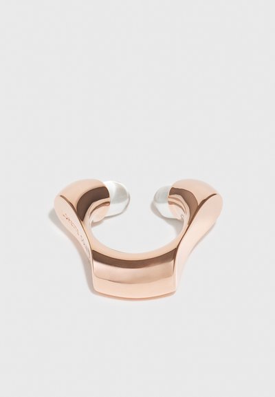 Rosa gull armbånd med glatt, blank overflate. Har buede kanter og to klare detaljer i endene. Enkelt, moderne design.