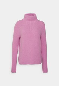 Pull rose tricoté avec un col montant, présentant un motif côtelé texturé et des accents diagonaux sur les épaules. Coupe classique, manches longues.