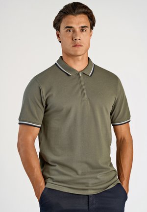 Mörk olivgrön polo t-shirt med korta ärmar, med en dragkedja i kragen och kontrasterande marinblå och vita ränder på kragen och ärmarna.