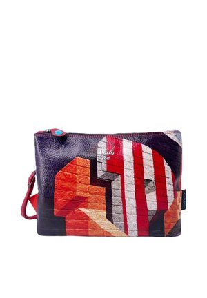 Piccola pochette rettangolare in pelle con motivo geometrico astratto rosso, bianco, arancione e viola che assomiglia a un muro di mattoni dipinto.