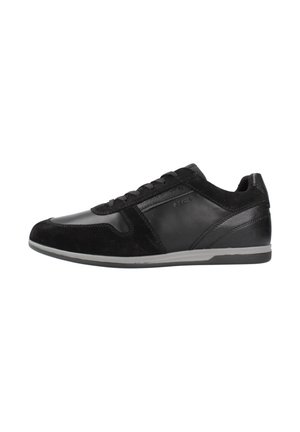 Sneaker nera caratterizzata da una combinazione di pelle liscia e camoscio; profilo basso, punta rotonda, lacci frontali e suola in gomma con dettagli discreti.