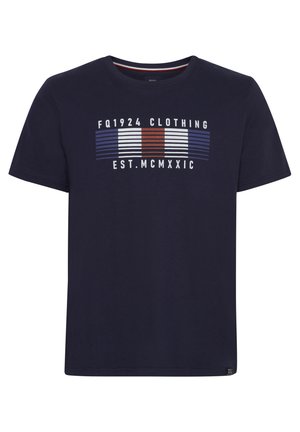 Navyblauwe katoenen T-shirt met korte mouwen, voorzien van een grafisch ontwerp in rode, witte en blauwe strepen en bedrukte tekst op de voorkant.