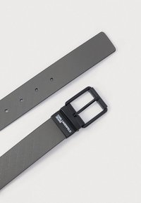 Cinto sintético cinza com textura lisa, apresentando uma fivela retangular preta e impressão de logotipo. Possui múltiplos buracos de ajuste.