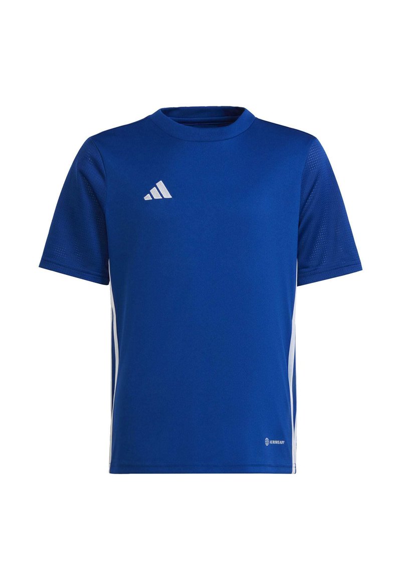 Camiseta deportiva azul hecha de tejido que absorbe la humedad, con mangas cortas, cuello redondo y rayas blancas a los lados. Logo de Adidas en el pecho.