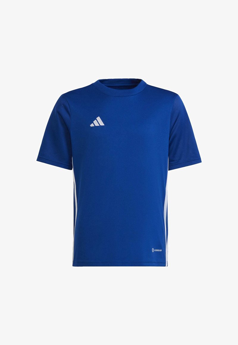 Camiseta deportiva azul hecha de tejido que absorbe la humedad, con mangas cortas, cuello redondo y rayas blancas a los lados. Logo de Adidas en el pecho.