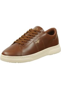 Braune Leder-Sneaker mit glatter Oberfläche, kontrastierender cremefarbener Gummisohle, goldfarbener Logo-Akzent und braunen Schnürsenkeln. Abgerundete Zehenform.