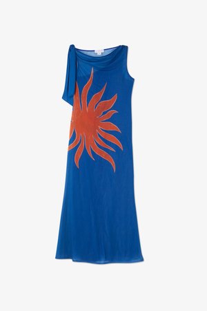 Blaues Kleid mit einem eindrucksvollen Trägerdesign, das ein großes orangefarbenes Sonnensymbol zeigt. Hergestellt aus weichem Stoff mit einer glatten Textur.