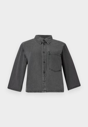 Hallgray denim särgid, millel on nupuga eesmine osa, terava krae ja üks rinna tasku. Omab pikki varrukaid ning vabalt langevat lõiget.
