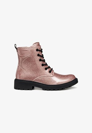 Botines brillantes de color rosa con cordones negros y un acabado texturizado. Cuentan con una suela negra y resistente y una pestaña en la parte posterior para facilitar su uso.