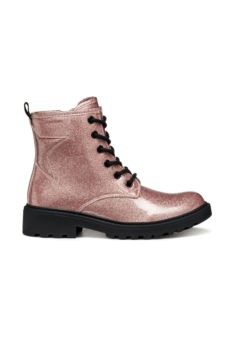 Bottines roses pailletées avec des lacets noirs et une finition texturée. Elles présentent une semelle noire, robuste, et une languette à l'arrière pour un enfilage facile.