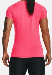 Korta ärmar som passar, i klar rosa, tillverkad av luftig mesh tyg, har en sömlös design och platta sömmar för komfort.