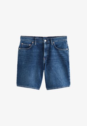 Blaue Denim-Shorts mit Vordertaschen, Gürtelschlaufen, Knopfverschluss und sichtbaren Nähten, flach auf einem weißen Hintergrund ausgelegt.