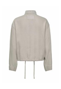 Ljust grått kort jacka med krage, långa ärmar och dragsko vid fållen. Tillverkad av ett mjukt tyg och har minimal sömnad.