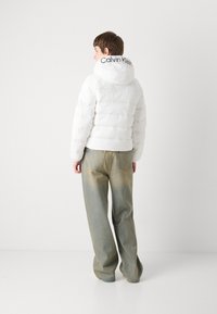 Calvin Klein Jeans LIGHTWEIGHT LOGO PUFFER - Zimná bunda - snow white