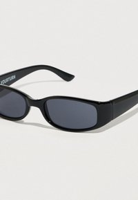 Μαύρα γυαλιά ηλίου με ορθογώνιους φακούς, κομψό πλαστικό πλαίσιο και φαρδιά βραχίονες. Οι σκούροι φακοί προσφέρουν προστασία από την υπεριώδη ακτινοβολία. Λογότυπο εκτυπωμένο στον βραχίονα.