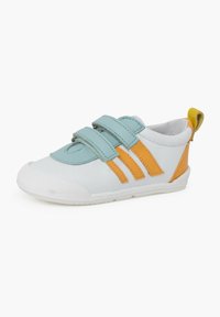 Scarpe per bambini con tomaia sintetica bianca, teal e arancione, con due strap in velcro e suola in gomma testurizzata, accentuazione gialla sul tallone.