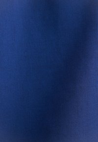 Diepblauwe stof met een gestructureerd, geweven patroon. Het gladde oppervlak vertoont lichte variaties in tint, typisch voor synthetisch textielmateriaal.