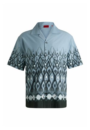 Camicetta a maniche corte con bottoni di colore azzurro chiaro, caratterizzata da un design a gradiente. Presenta un motivo astratto a rombi in tonalità più scure lungo l'orlo.