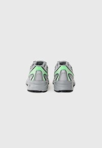 Chaussures de sport grises avec accents verts, tige en mesh et synthétique, col rembourré et semelle en caoutchouc texturé, vues de l'arrière.