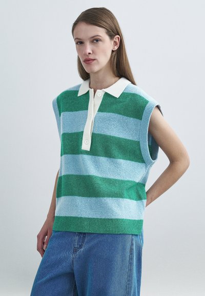 Pull sans manches en maille avec des rayures horizontales bleu clair et vertes, un ourlet côtelé et un col crème à boutons.