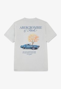 Γκρι βαμβακερό μπλουζάκι κοντό μανίκι με γραφικό μπλε vintage αυτοκινήτου και πορτοκαλί δέντρο, με το κείμενο «Abercrombie & Fitch» πάνω από αυτά.