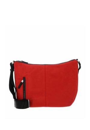 Sac à épaule rouge avec bandoulière noire réglable et poche zippée verticale à l'avant sur fond blanc uni.