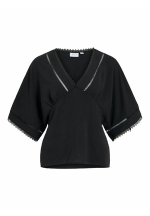 Blouse noire à col en V avec manches larges, bordure en dentelle sur l'encolure et les poignets, et bandes décoratives découpées verticales près des épaules et des manches.