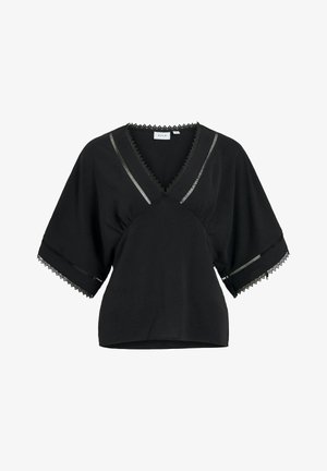 Blouse noire à col en V avec manches larges, bordure en dentelle sur l'encolure et les poignets, et bandes décoratives découpées verticales près des épaules et des manches.