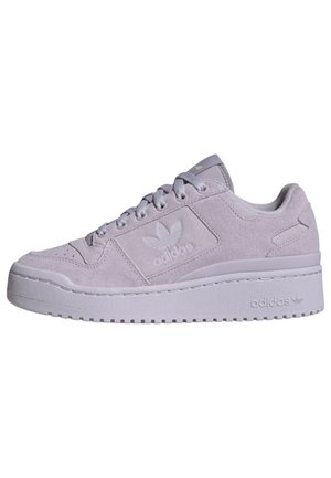 Baskets basses Adidas violet clair avec tige en daim, semelle épaisse, design à lacets et logo Adidas embossé sur le côté et la semelle.