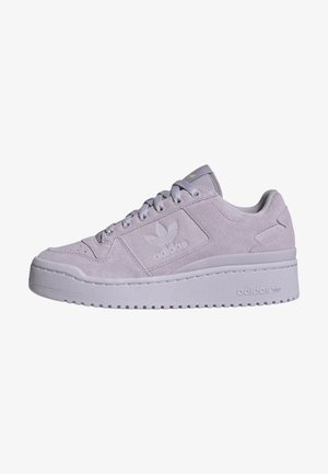Baskets basses Adidas violet clair avec tige en daim, semelle épaisse, design à lacets et logo Adidas embossé sur le côté et la semelle.