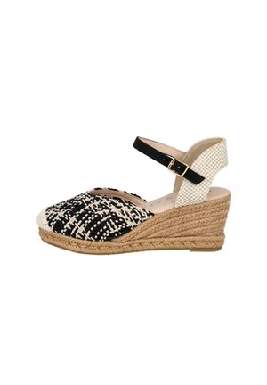 Sandalia de cuña tipo espadrille con puntera estampada en blanco y negro, suela de yute trenzado, tira de talón beige a cuadros y correa negra con hebilla en el tobillo.
