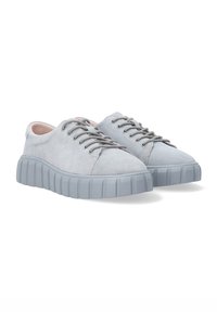 Graue Wildleder-Sneaker mit rundem Zehenbereich, Schnürung an der Vorderseite und einer dicken, gerippten grauen Gummisohle für zusätzlichen Halt und Dämpfung.