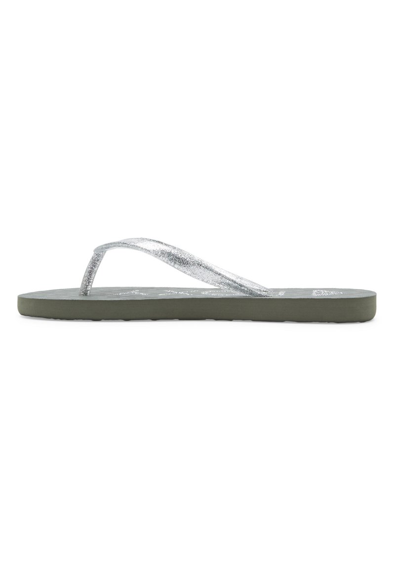 Sølvglitrende flip-flops med en smal rem, blød grøn sål og strukturerede detaljer. Simpelt design velegnet til afslappet brug.