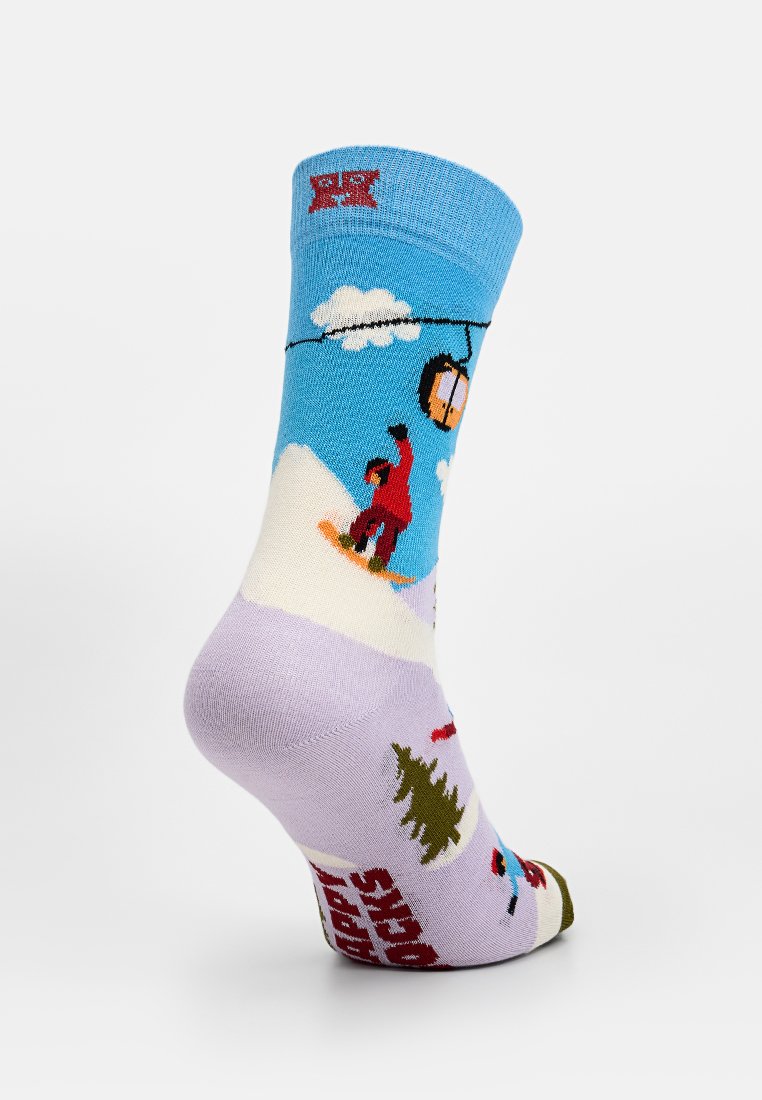 Bunte Socken mit einem blauen oberen Teil, das ein Design mit schneebedeckten Bergen und einem Snowboarder zeigt, und einem helllila unteren Teil mit Bäumen und Skimotiven.